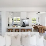 Lourdas White Vila